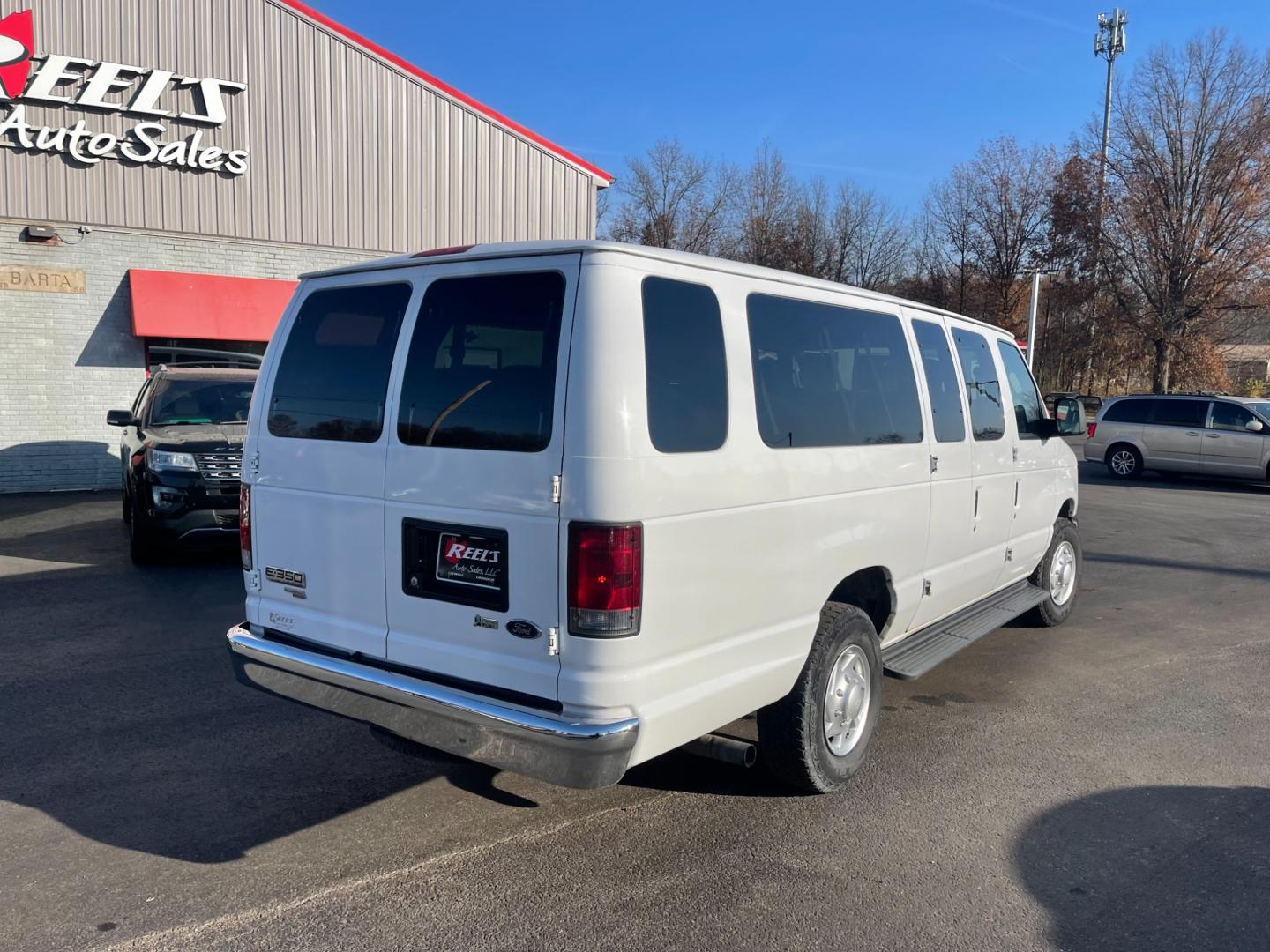 2013 White /Gray Ford E-Series Wagon E-350 XLT Super Duty Extended (1FBSS3BL8DD) with an 5.4L V8 SOHC 16V FFV engine, 4-Speed Automatic transmission, located at 547 E. Main St., Orwell, OH, 44076, (440) 437-5893, 41.535435, -80.847855 - Photo#7